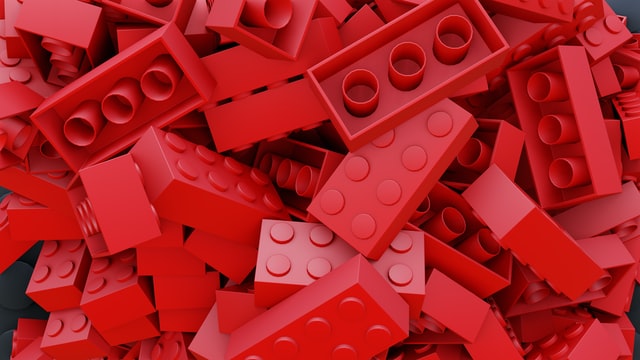 Zestaw konstrukcyjny LEGO jego zalety, odmiany i historia marki